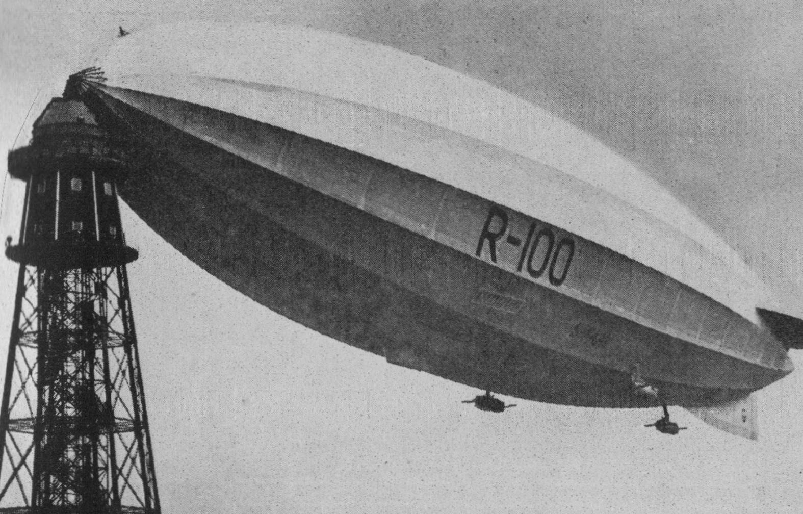 Black and white picture of a Zeppelin airship